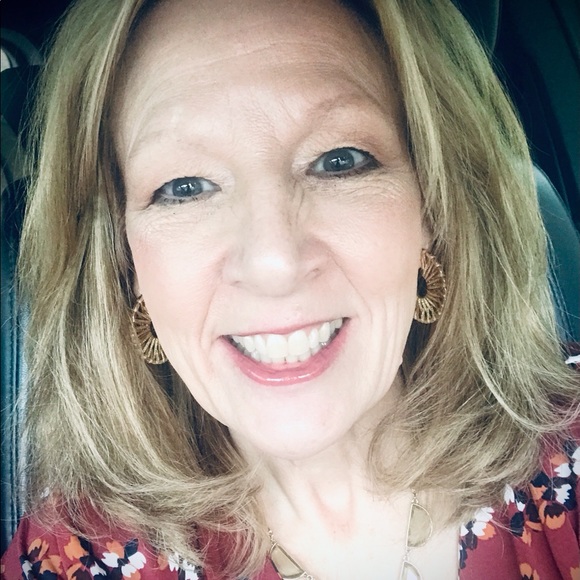 Meet your Posher, Danielle - Picture 2 of 2